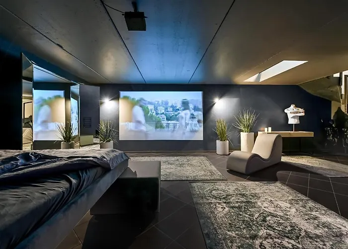 Jacuzzi Cinema Loft